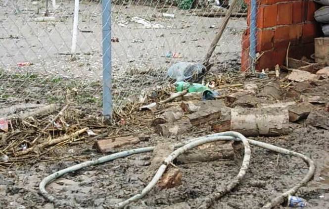Mulj i smeće nakon poplave