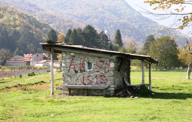 Grafiti ’’ISIS’’ na objektima manastira Visoki Dečani