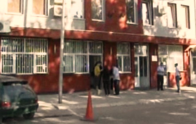 Mitrovica: Kamenovana zgrada Civilne zaštite
