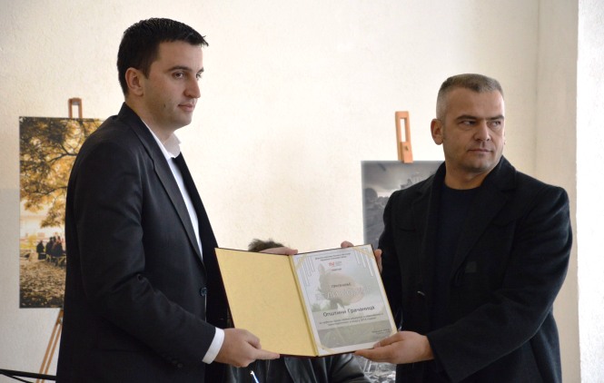 “Beli božur” opštini Gračanica, “Crni božur” ostao neuručen