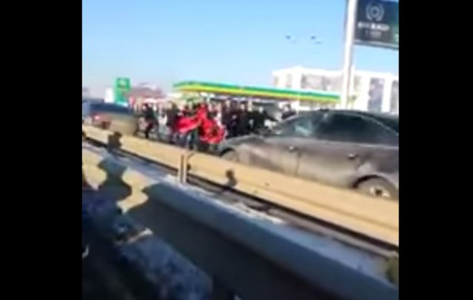 Snimak napada na Vučićev automobil