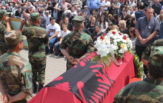 Na komemoraciji Rizaja u uniformama OVK