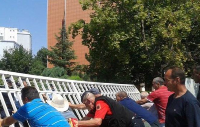 Protest veterana OVK, deset uhapšenih