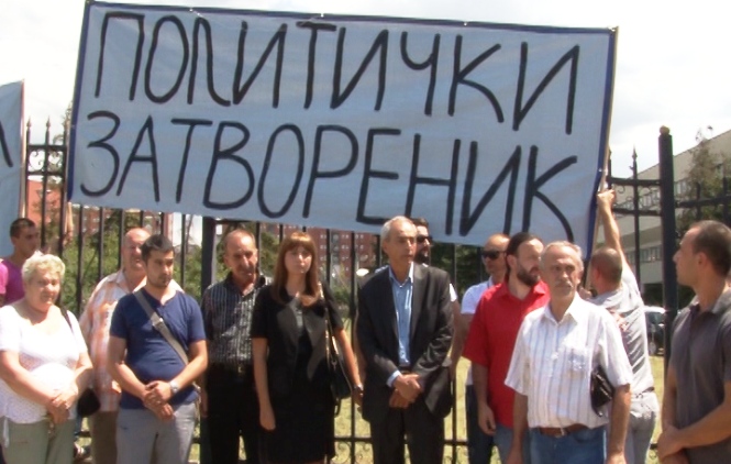 Sa protesta zahtevano da se Ivanović brani sa slobode
