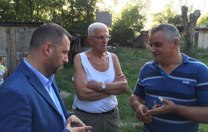 Jevtić i Kozarev posetili raseljene na Banjici