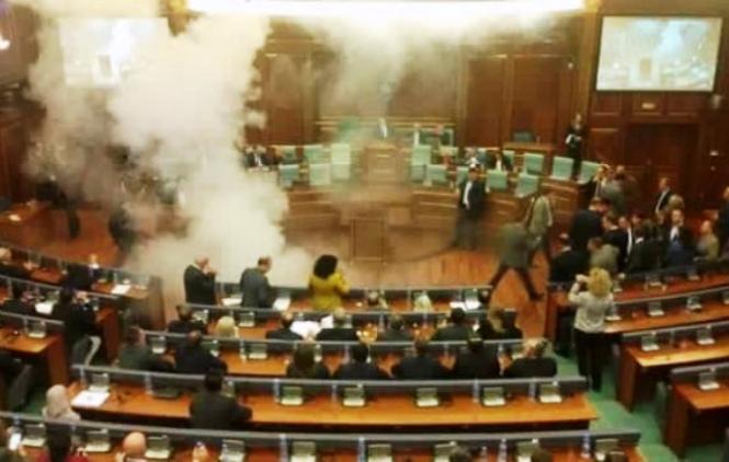Suzavcem prekinuta sednica Skupštine