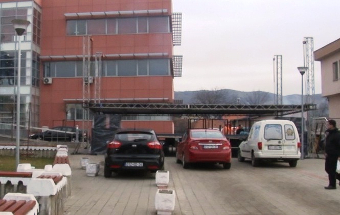 Postavljena bina za večerašnji koncert u Gračanici