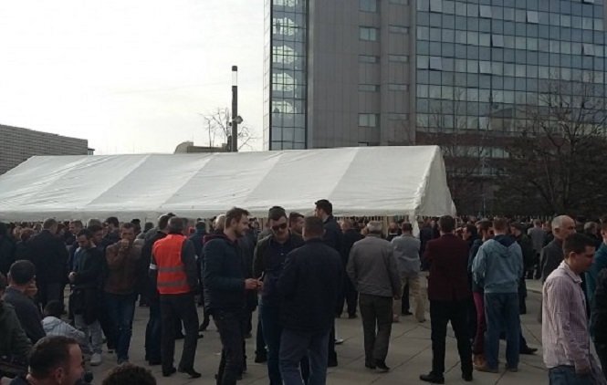 Šatori ispred vlade u Prištini