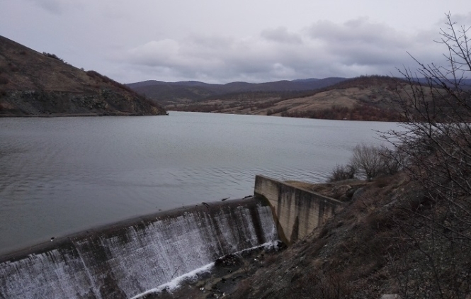 Gračaničko jezero prekriveno otpadom nakon poslednjih padavina