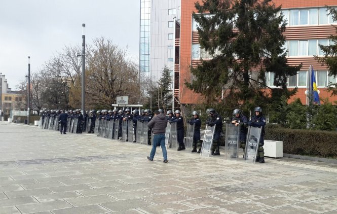 Hodža: Policija spremna za proteste u Prištini