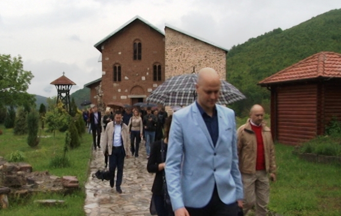 Buduće srpske diplomate u poseti Kosovu