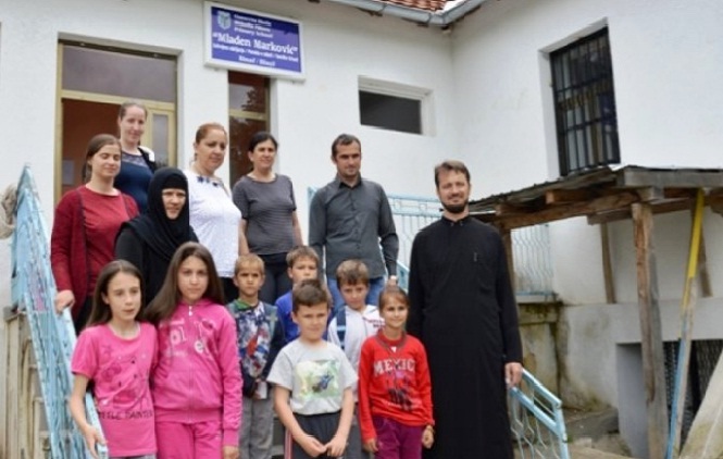 Pomoć sveštenika za decu iz Binača i Vitine
