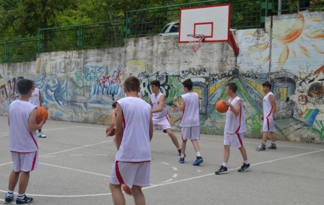 Jevtić i Šlimberže posetili multietnički košarkaški kamp u Prištini