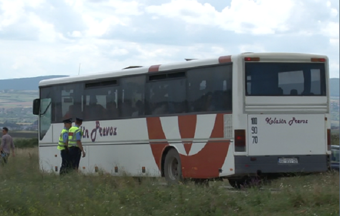 Kamenovan kombi, dve osobe povređene