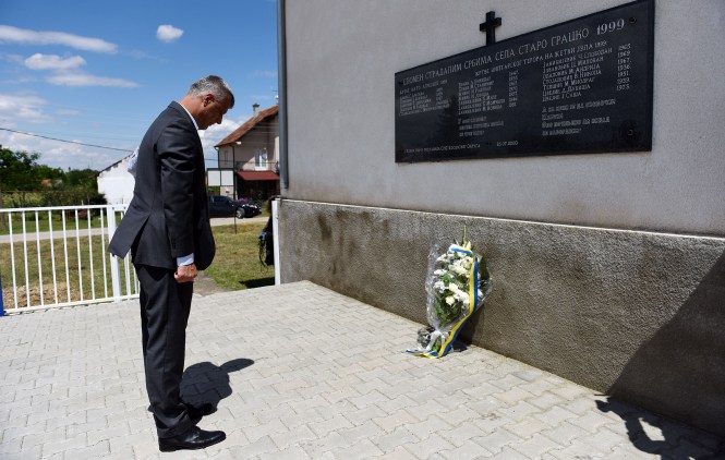 Tači položio venac na spomenik ubijenim Srbima u Starom Gracku