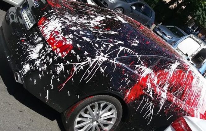 Farbom na auto ministra policije