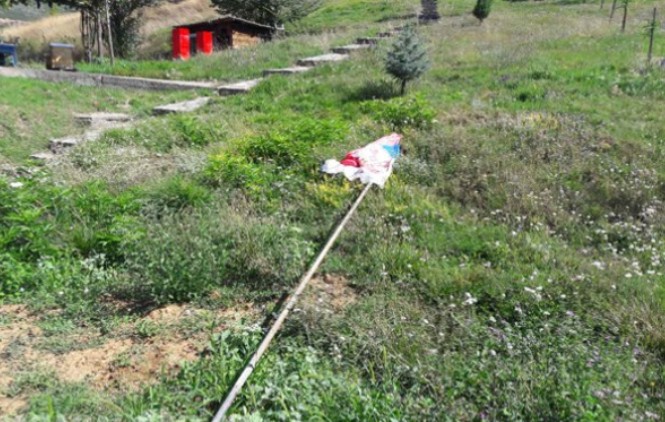 Srušen jarbol sa zastavom Srbije u Velikoj Hoči