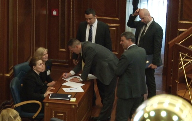 New press: Srpski poslanici pozvani na bojkot sutrašnje sednice