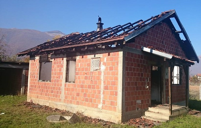 Zapaljena kuća u povratničkom selu kod Peći