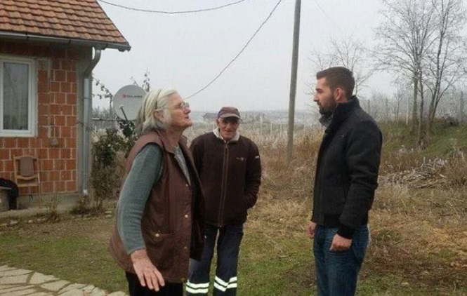 Klina: Ivan Tomić posetio opljačkanu Srpkinju