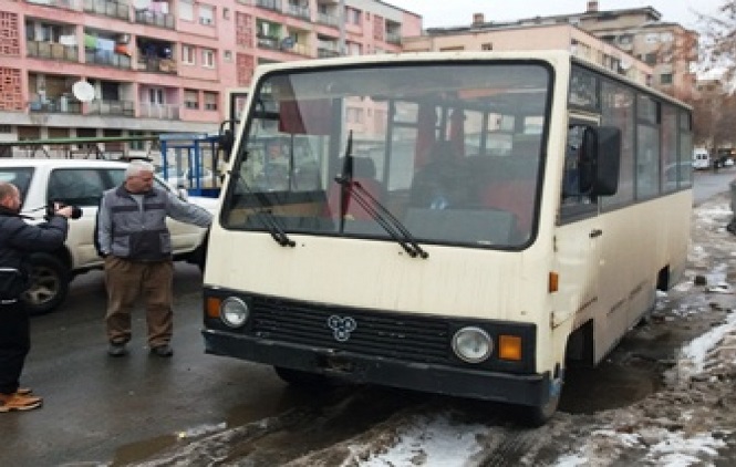 Grudvama i ledenicama na minibus koji je prevozio Srbe