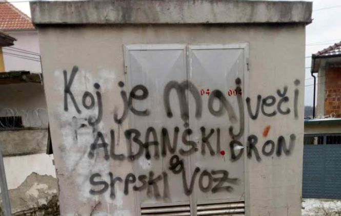 Grafit u Orahovcu o vozu, gađan autobus sa Srbima