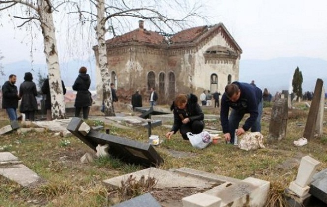 Groblja i dalje sa porušenim spomenicima