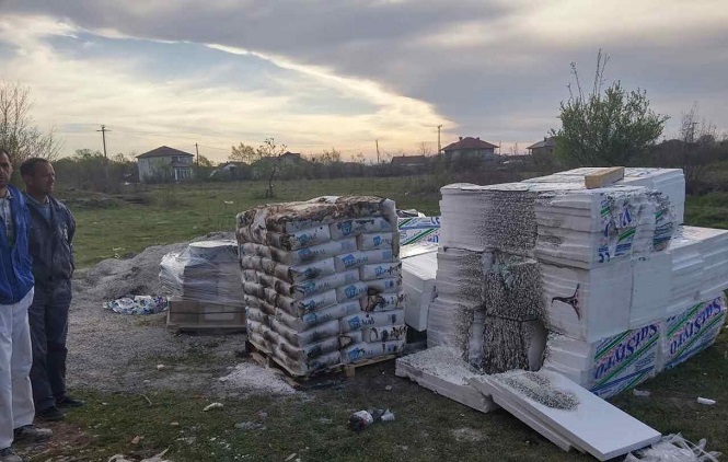 Istok: Zapaljen građevinski materijal povratnika