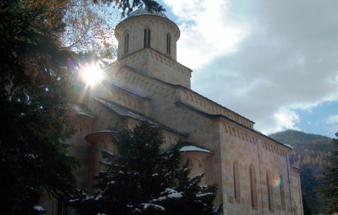 Kosovski istoričari odložili blokadu puta ka manastiru Dečani