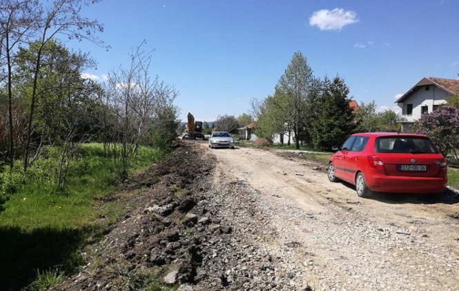 Iz dvorišta u Radevu ukraden automobil