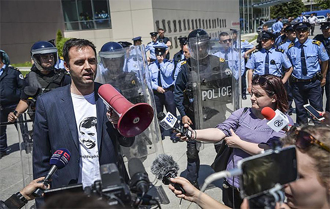 Protest „Samoopredeljenja“, oštećena službena vozila