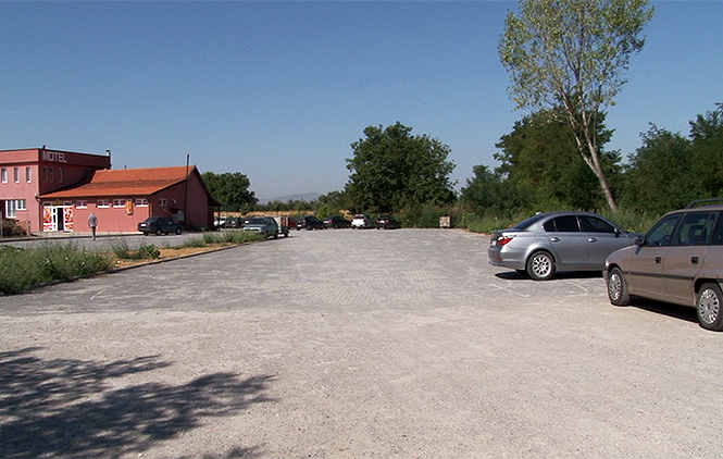 Gračanica: Više automobila na trotoarima nego na novom parkingu
