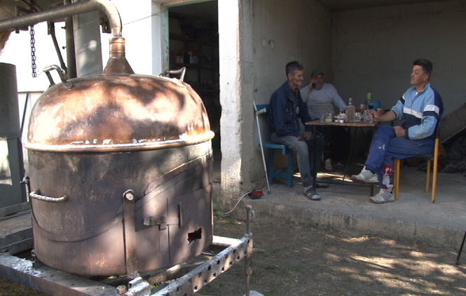 Pečenje rakije povod za druženje