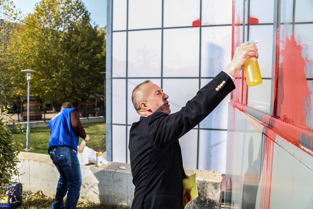 Haradinaj čistio farbu sa zgrade Vlade