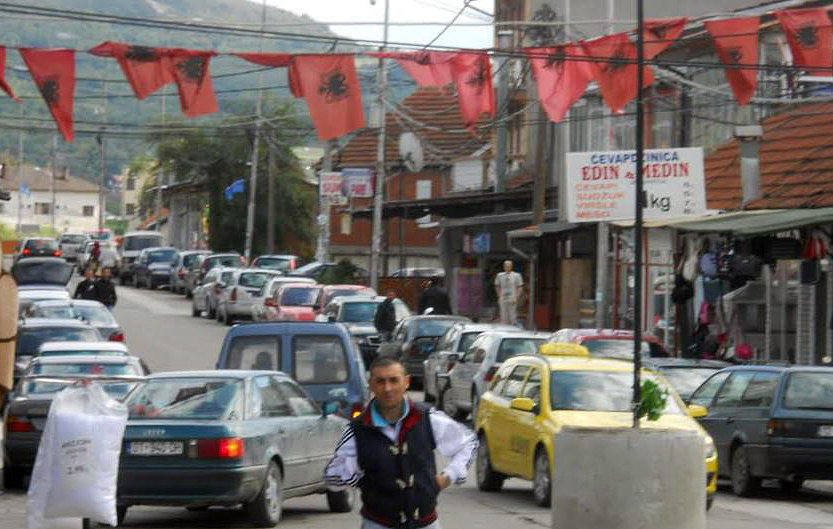 Grafiti UĆK na vratima Narodne kuhinje u Bošnjačkoj mahali