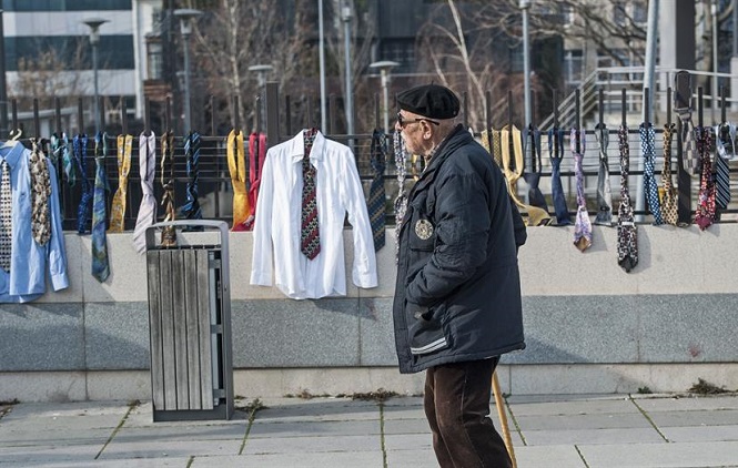Haradinaju ljuti građani doneli košulje i kravate