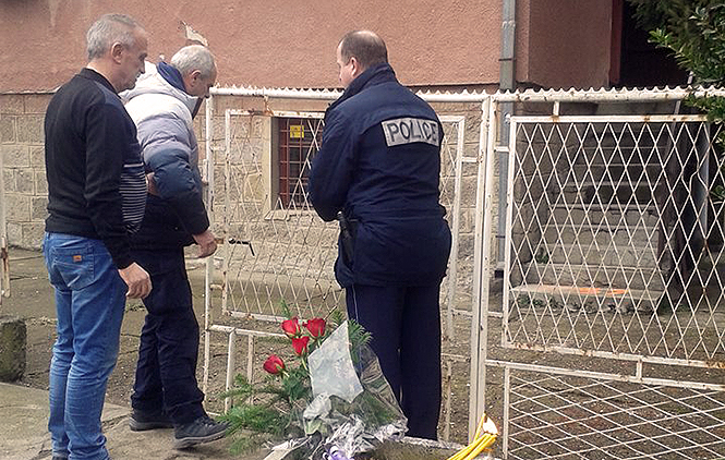 Ispred SDP-a građani pale sveće i polažu cveće