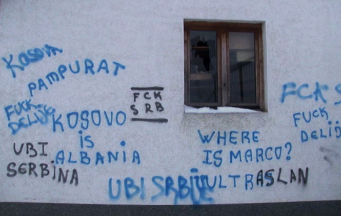 „Ispisivanje grafita poruka da napustimo selo“