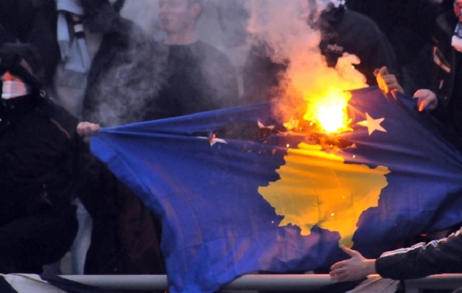 Zapaljena zastava Kosova u Gnjilanu