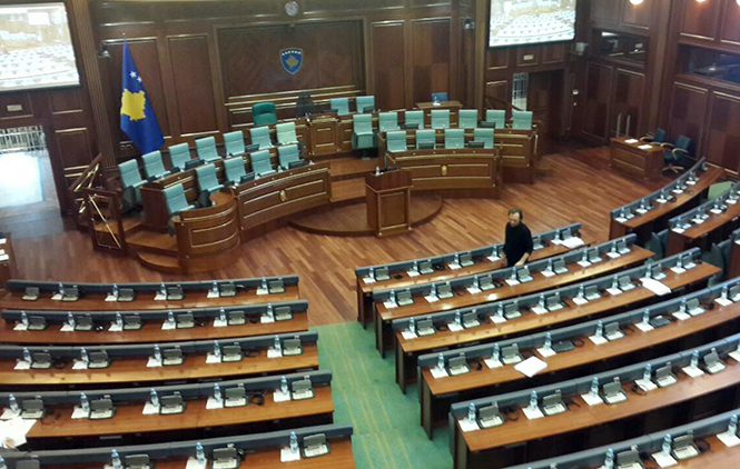 Skupštinska sala prazna, sednica opet kasni