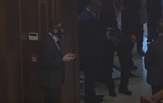 Četvrti put suzavac u parlamentu