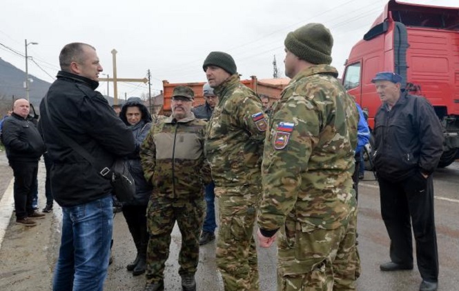 Srbi sklonili barikadu, ali i dalje u pripravnosti