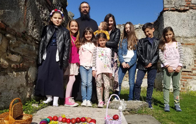 Vaskrs u Prizrenu: Najveći broj vernika i dece u poslednjoj deceniji