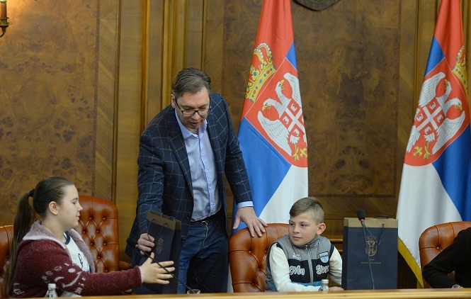 Predsednik Srbije sa decom iz Kosovskog Pomoravlja