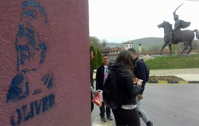 Grafiti sa Oliverovim likom po fasadama na Kosovu