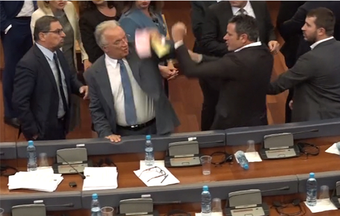 Sukob u kosovskom parlamentu, Haliti laktom udario Gašija