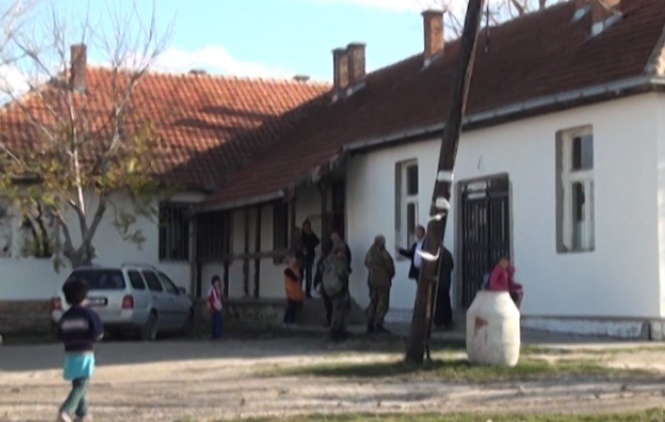 Pretnje srpskoj deci i razbijena vrata škole