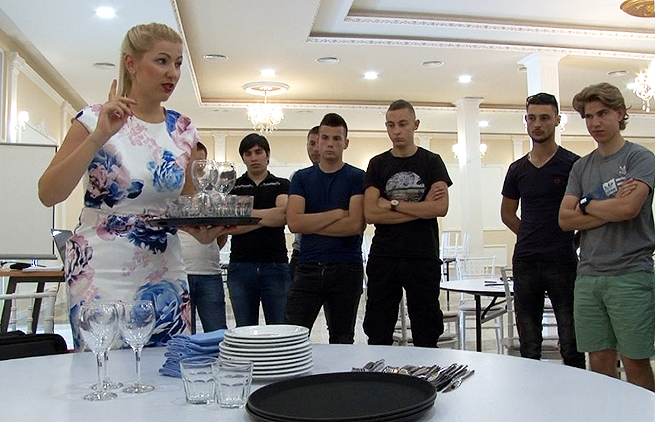 „Dobar konobar može da zaradi više od doktora nauka“