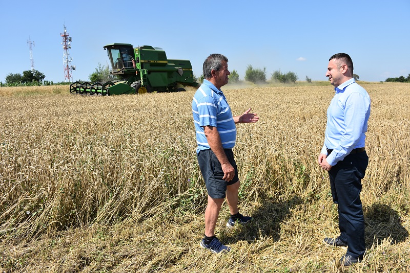 Predsednik Popović obišao žetvene radove