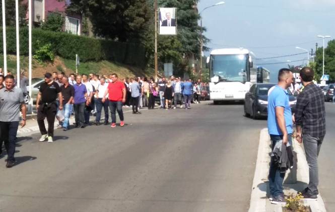 KM: Pristižu građani, policija vrši bezbednosne provere